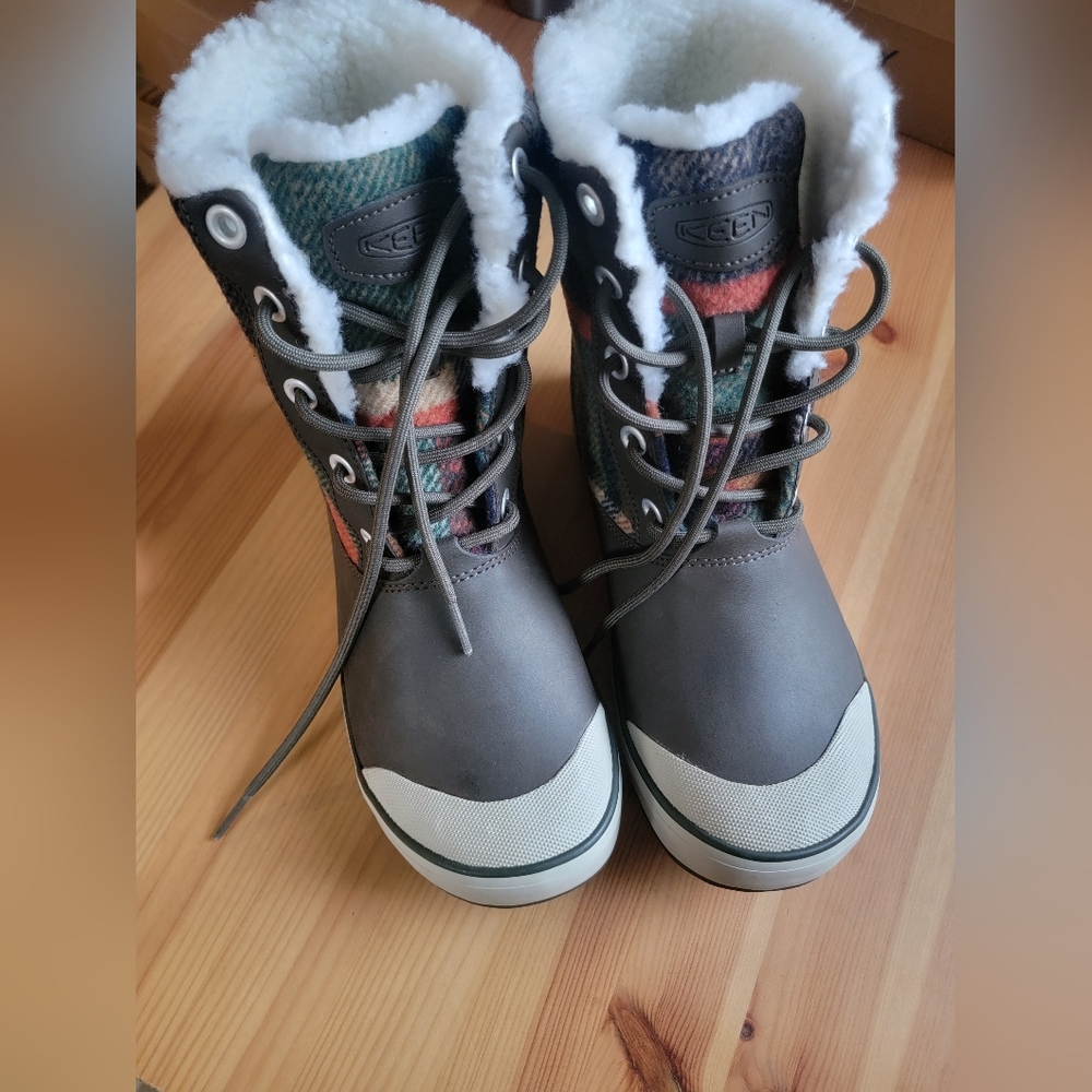 *NEW in box* Keen Elsa Snow Boot, Coffee Bean (Brown/Plaid), Size 7.5